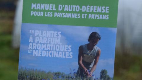 Conçu comme un « manuel d’auto-défense », le document de 60 pages s’appuie sur l’expérience de producteurs. ©Anne Mabire.